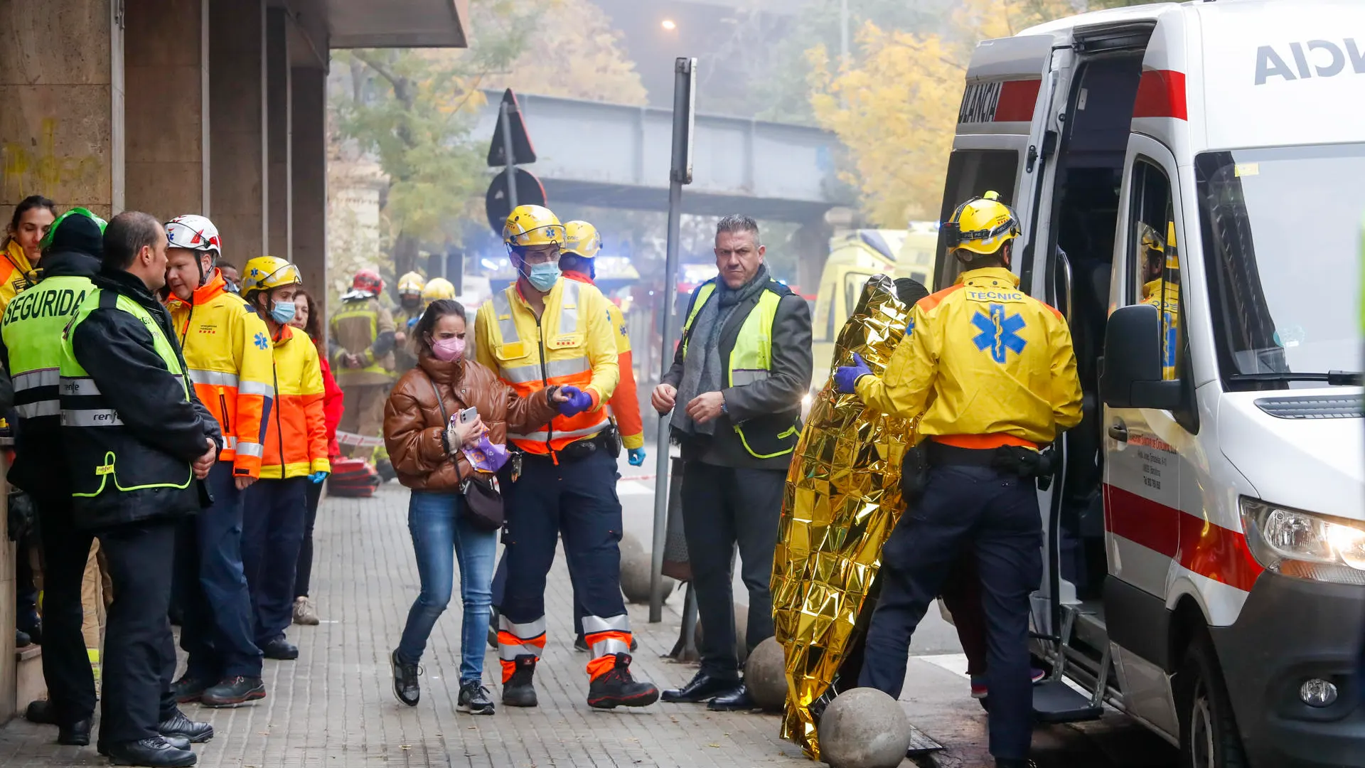 Personal sanitario y de seguridad realizan su trabajo este miércoles en la estación de Montcada i Reixac (Barcelona)