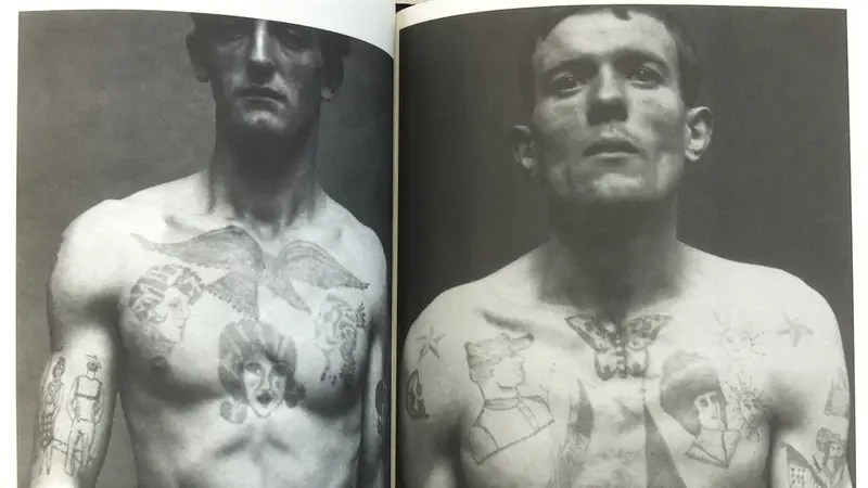 Fotografía incluida en el libro 'Criminal. Ángeles bellos, bárbaros tatuados'