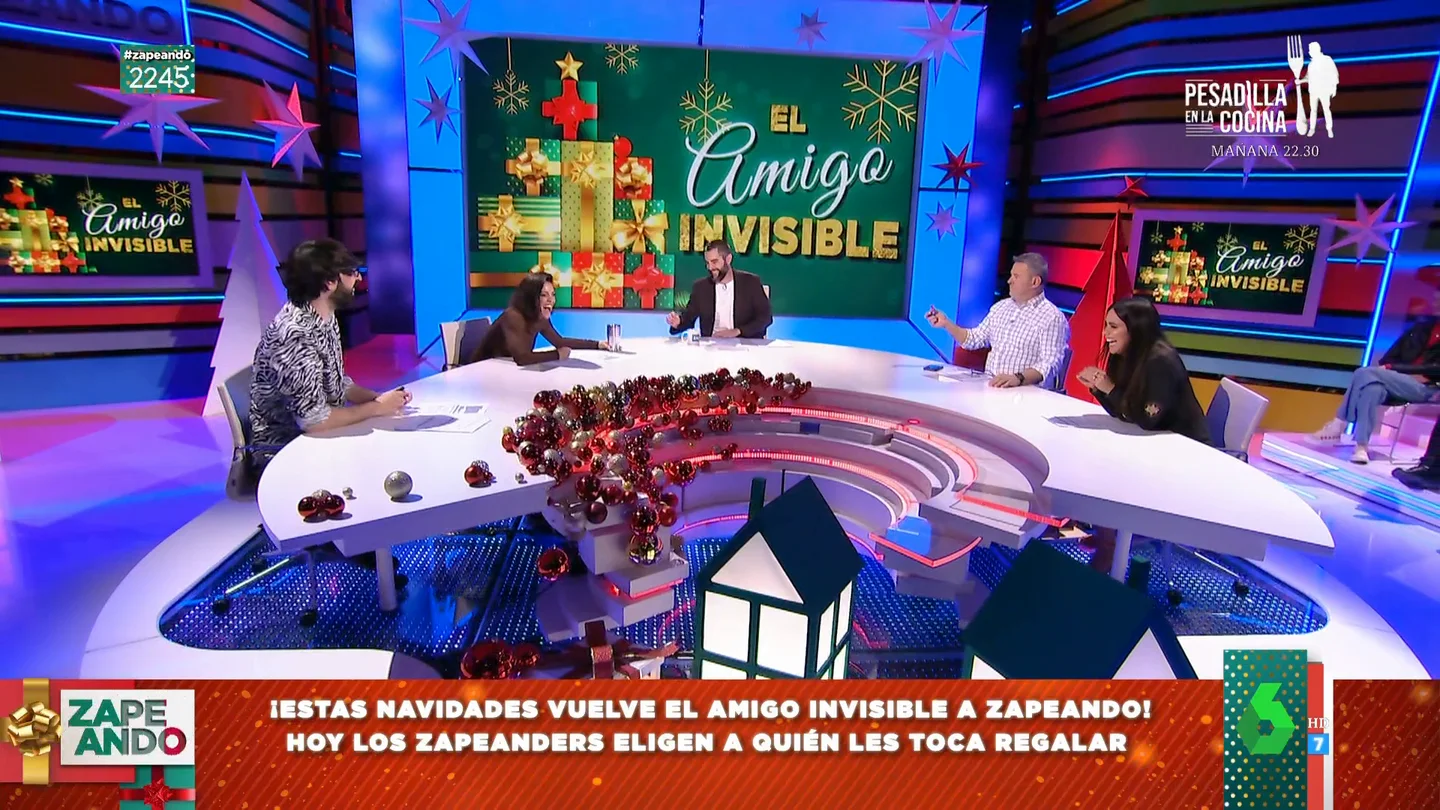 "Si eres de tocarte, ya sé qué regalo te voy a hacer": la confesión de Dani Mateo a Lorena Castell por el amigo invisible "Si eres de tocarte, ya sé qué regalo te voy a hacer": la confesión de Dani Mateo a Lorena Castell por el amigo invisible