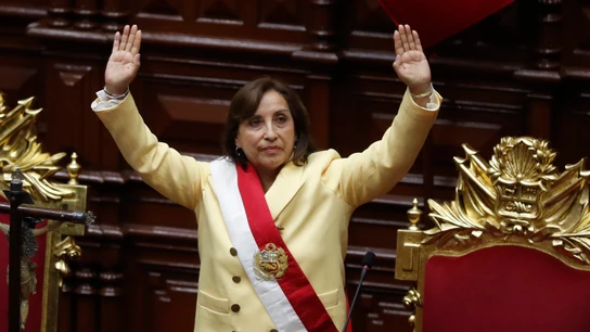 La abogada Dina Boluarte saluda tras ser juramentada como nueva presidenta de Perú, en la sede del Congreso en Lima. La abogada Dina Boluarte saluda tras ser juramentada como nueva presidenta de Perú, en la sede del Congreso en Lima.