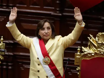 La abogada Dina Boluarte saluda tras ser juramentada como nueva presidenta de Perú, en la sede del Congreso en Lima.