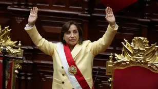 La abogada Dina Boluarte saluda tras ser juramentada como nueva presidenta de Perú, en la sede del Congreso en Lima.