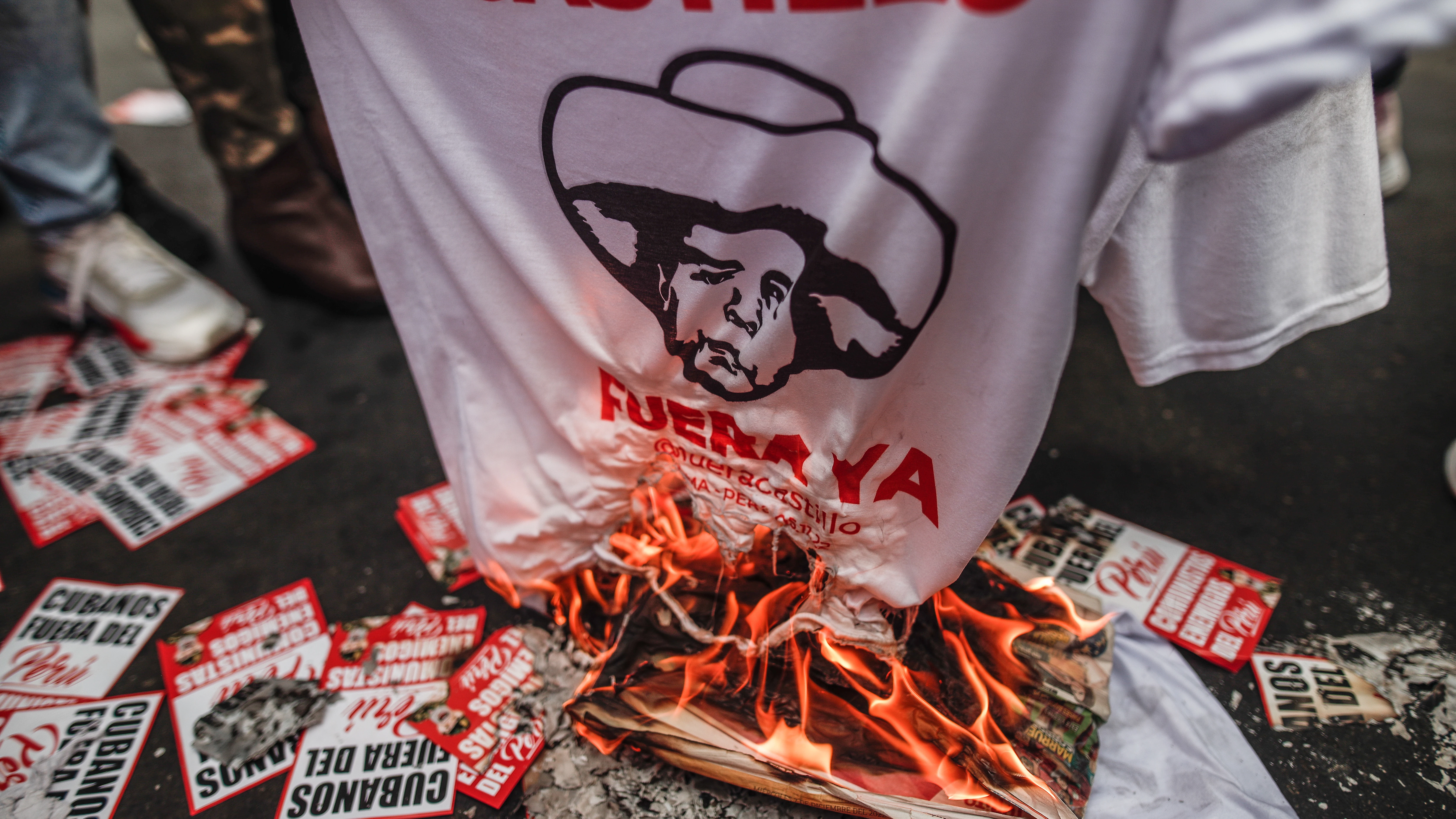 Manifestantes en contra del destituido presidente Pedro Castillo se reúnen a las afueras de la Prefectura de Lima.