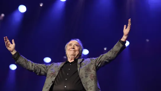 El cantautor Joan Manuel Serrat durante el concierto. El cantautor Joan Manuel Serrat durante el concierto.