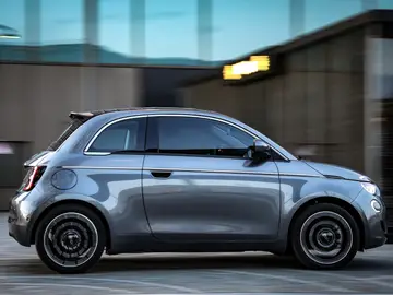 El Fiat 500e está de oferta durante el mes de diciembre Imagen lateral de un modelo del Fiat 500 de color gris