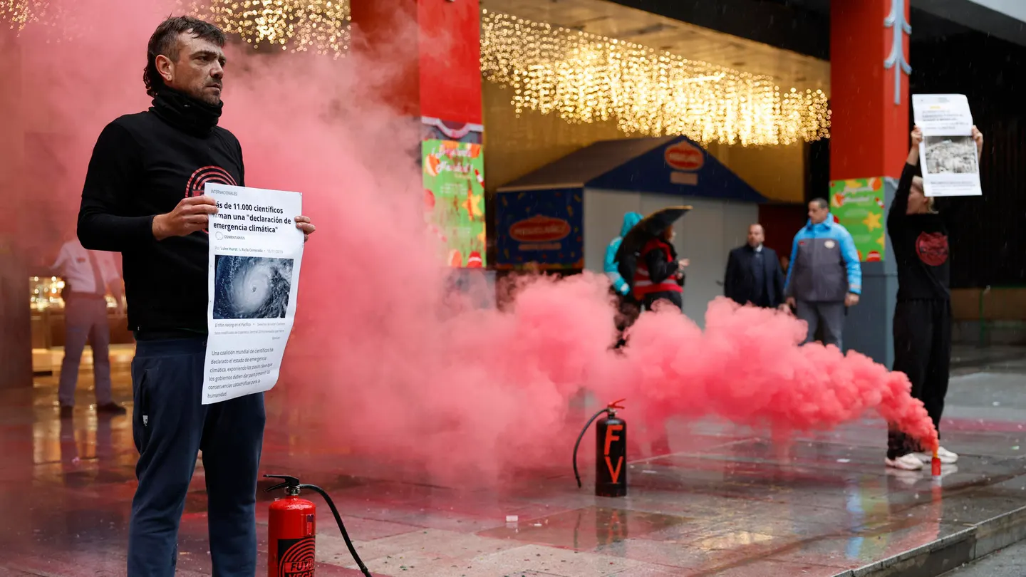 Activistas rocían de pintura el escenario infantil de Cortylandia en protesta por el modelo agroalimentario Activistas rocían de pintura el escenario infantil de Cortylandia en protesta por el modelo agroalimentario