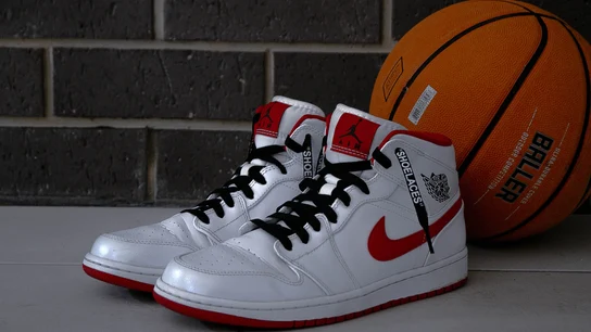 Se subastan las míticas zapatillas blancas y rojas de Michael Jordan con su firma Se subastan las míticas zapatillas blancas y rojas de Michael Jordan con su firma