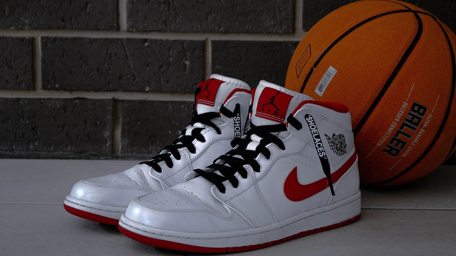Se subastan míticas zapatillas blancas y rojas de Michael Jordan con su firma: esta es la polémica las hizo tan