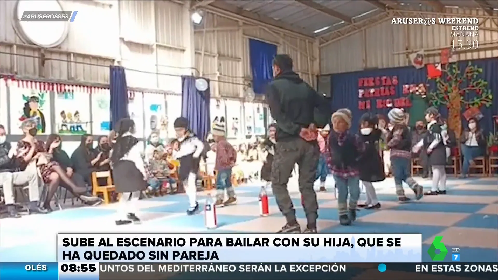 La enternecedora reacción de un padre: se levanta para bailar con su hija al ver que no tiene pareja de baile