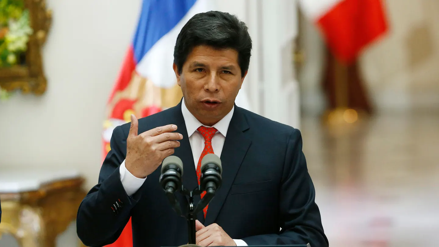 Pedro Castillo, destituido como presidente de Perú y detenido tras intentar un 'autogolpe' de Estado Pedro Castillo, destituido como presidente de Perú y detenido tras intentar un 'autogolpe' de Estado