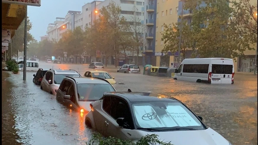 Imagen de la Avenida del Carnaval de Isla Cristina anegada durante otro temporal.