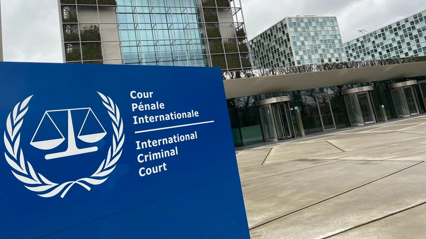 España firma un acuerdo con la Corte Penal Internacional para recibir en sus cárceles a reclusos condenados en La Haya Según este acuerdo, los condenados por crímenes de guerra, lesa humanidad, genocidio o agresión en La Haya podrían cumplir sus penas en cárceles españolas si así lo decide la Corte Penal Internacional y lo aprueba el Gobierno de España.