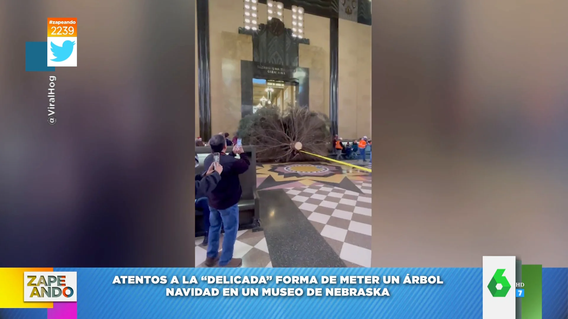 La 'delicadeza' viral con la que desplazan el árbol de Navidad al museo del ferrocarril de Omaha 