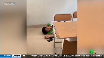 La increíble (e inevitable) siesta de un joven en plena clase