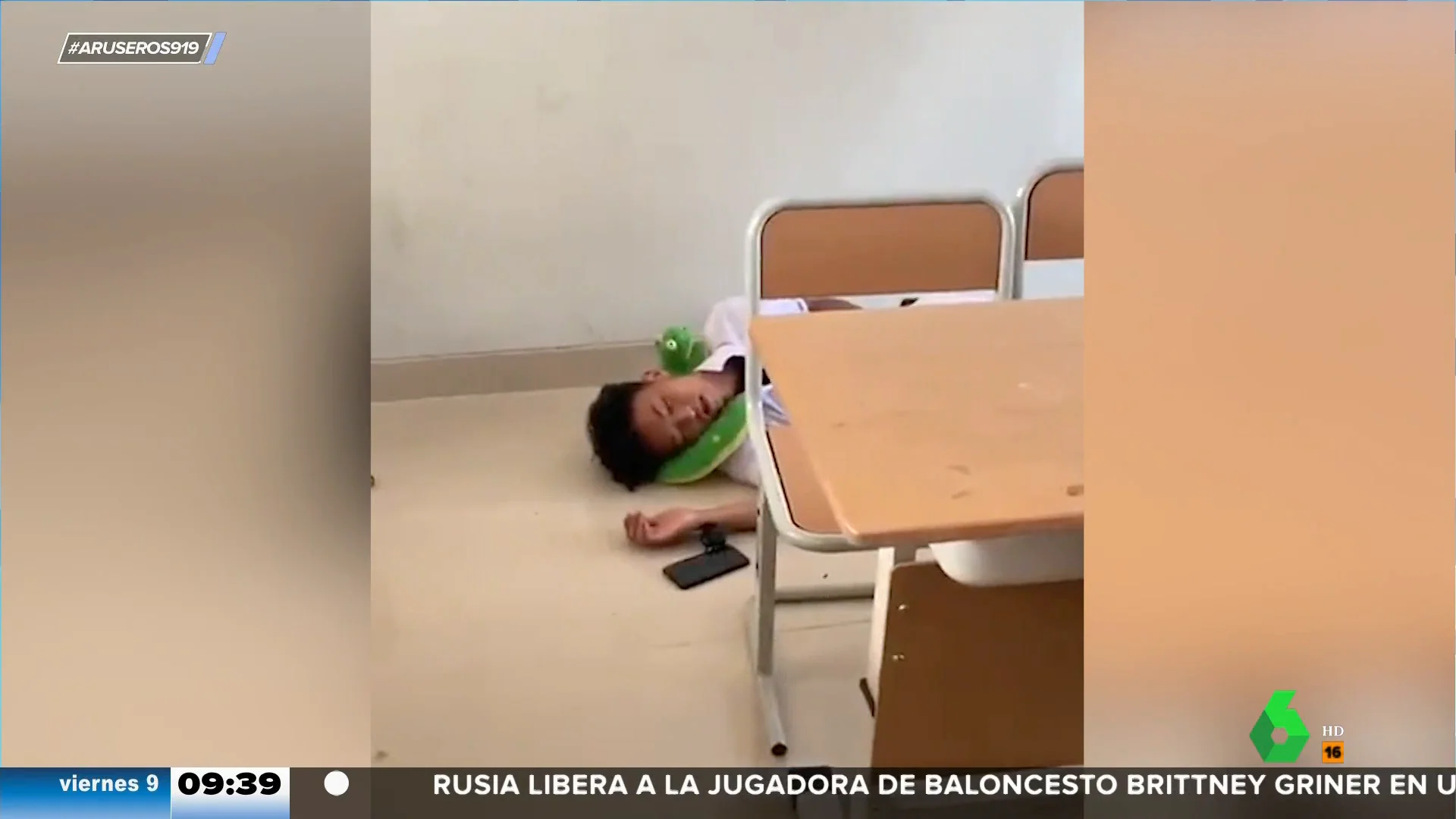 La increíble (e inevitable) siesta de un joven en plena clase