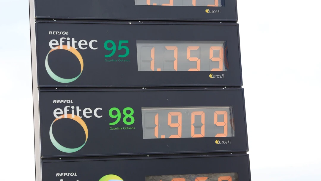 Detalle de los precios del combustible en una gasolinera en Madrid/ EFE/ Zipi