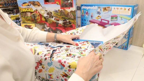 Una empleada envuelve un regalo en las instalaciones del Corte Inglés Preciados, Madrid Una empleada envuelve un regalo en las instalaciones del Corte Inglés Preciados, Madrid