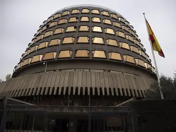 Imagen de archivo de la fachada exteior del Tribunal Constitucional. EFE/Javier Lizón