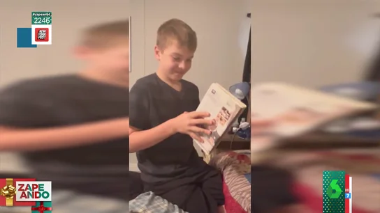 La tierna reacción de un niño cuando ve muchos VHS en la estantería La tierna reacción de un niño cuando ve muchos VHS en la estantería