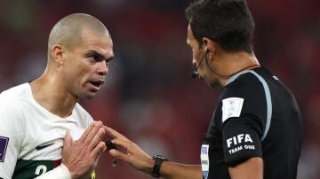 Pepe protesta al árbitro