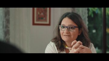 Mónica Oltra confiesa a Gonzo que echa de menos las llamadas de algunas personas de la política