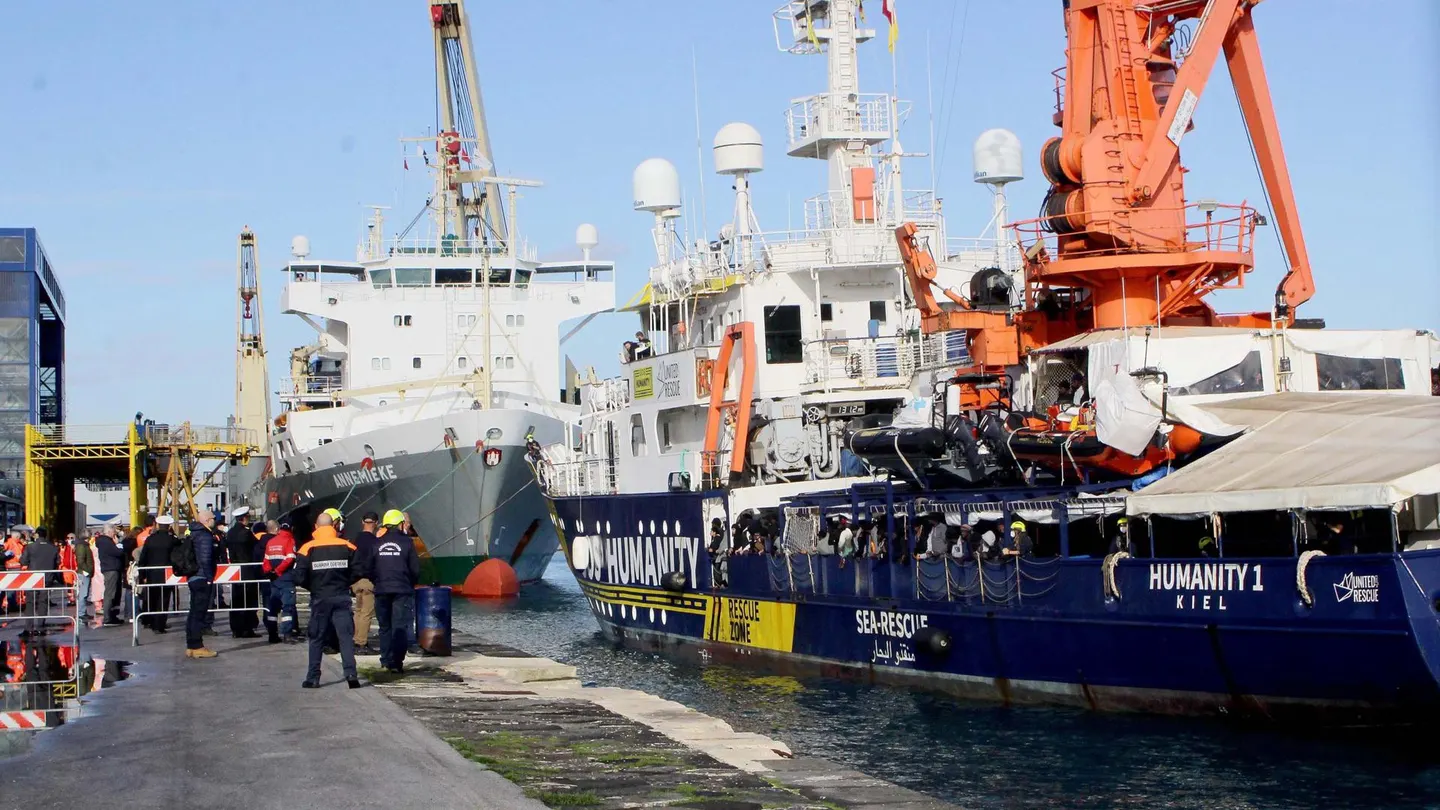 Dos barcos humanitarios con 509 migrantes rescatados en el Mediterráneo llegan a Italia tras una dura travesía Dos barcos humanitarios con 509 migrantes rescatados en el Mediterráneo llegan a Italia tras una dura travesía