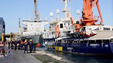 Dos barcos humanitarios con 509 migrantes rescatados en el Mediterráneo llegan a Italia tras una dura travesía