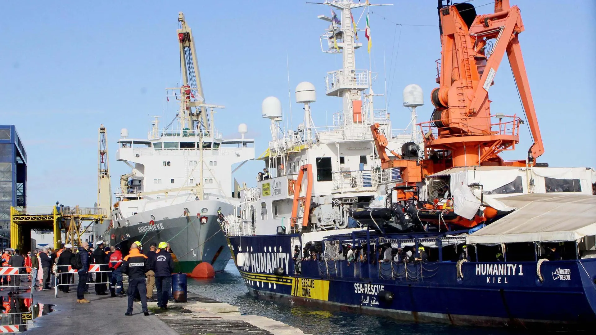 Dos barcos humanitarios con 509 migrantes rescatados en el Mediterráneo llegan a Italia tras una dura travesía