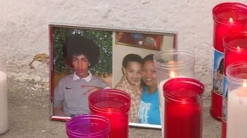 Fotografías en el altar en homenaje a William, el menor de 15 años asesinado en Villaverde