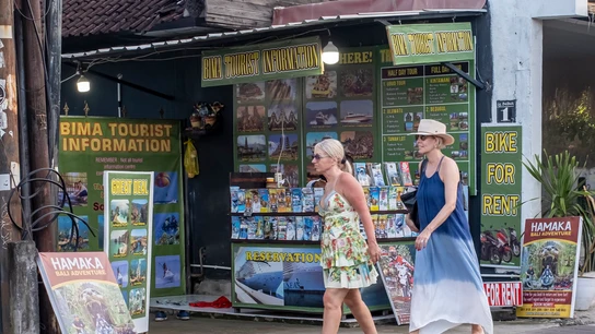 Turistas paseando por una calle de Seminyak, en Bali (Indonesia) Turistas paseando por una calle de Seminyak, en Bali (Indonesia)