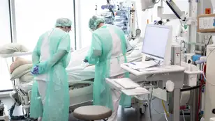 Imagen de archivo de unos médicos en un hospital.