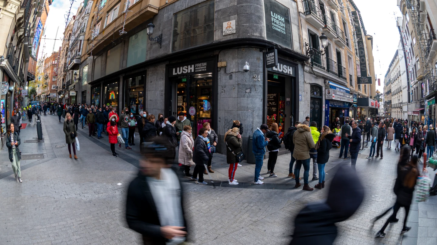 Largas colas para comprar Lotería de Navidad de 2022 en Doña Manolita, Madrid Largas colas para comprar Lotería de Navidad de 2022 en Doña Manolita, Madrid