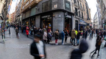 Largas colas para comprar Lotería de Navidad de 2022 en Doña Manolita, Madrid