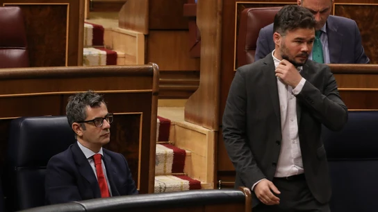El portavoz de Esquerra Republicana (ERC) en el Congreso, Gabriel Rufián (d), pasa al lado del ministro de la Presidencia, Relaciones con las Cortes y Memoria Democrática, Felix Bolaños. El portavoz de Esquerra Republicana (ERC) en el Congreso, Gabriel Rufián (d), pasa al lado del ministro de la Presidencia, Relaciones con las Cortes y Memoria Democrática, Felix Bolaños.