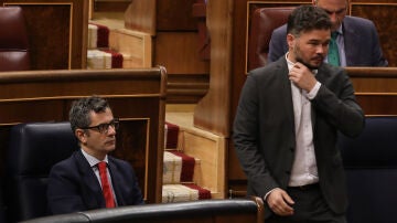 El portavoz de Esquerra Republicana (ERC) en el Congreso, Gabriel Rufián (d), pasa al lado del ministro de la Presidencia, Relaciones con las Cortes y Memoria Democrática, Felix Bolaños.