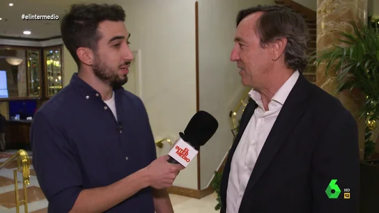 Isma Juárez confiesa a Rafael Hernando qué sintió al sentarse en su escaño: "Se me pusieron unas ganas de tuitear cosas..." Isma Juárez confiesa a Rafael Hernando qué sintió al sentarse en su escaño: "Se me pusieron unas ganas de tuitear cosas..."