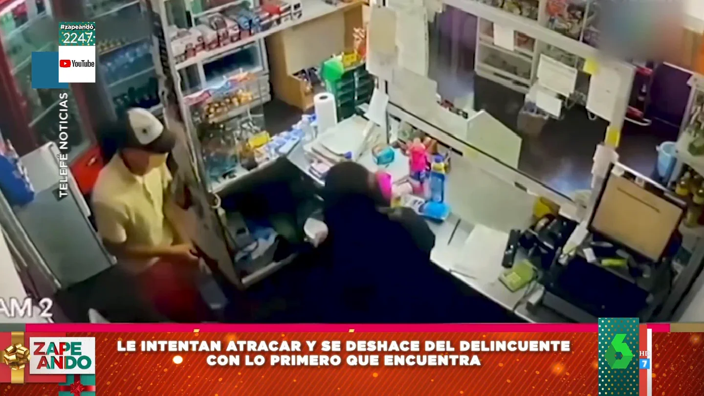 El surrealista vídeo en el que un atracador huye de una dependienta que le persigue con un bote de detergente El surrealista vídeo en el que un atracador huye de una dependienta que le persigue con un bote de detergente