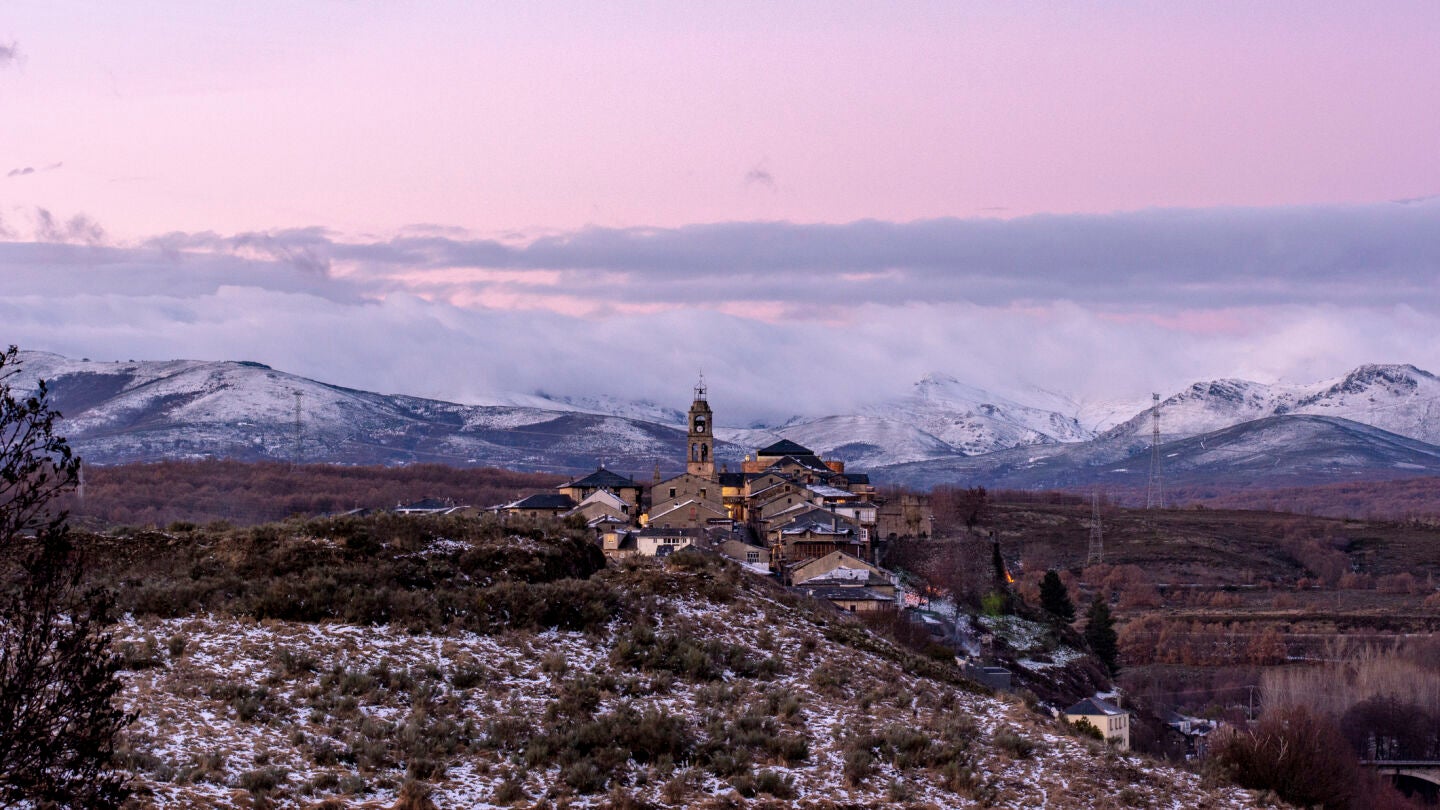 Vista a&eacute;rea de Puebla de Sanabria en invierno