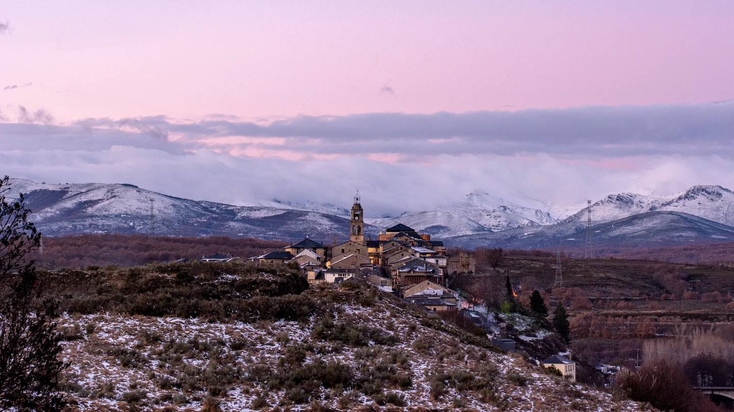 Vista aérea de Puebla de Sanabria en invierno Vista aérea de Puebla de Sanabria en invierno