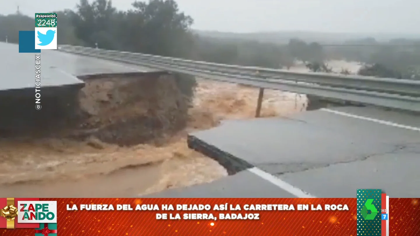 El impactante socavón que deja la fuerza del agua en una carretera de Badajoz por la borrasca Efraín El impactante socavón que deja la fuerza del agua en una carretera de Badajoz por la borrasca Efraín