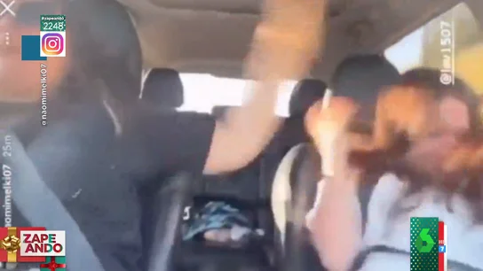 El surrealista vídeo de dos chicas dándose tortazos para intentar quitarse un bicho mientras conducencoche El surrealista vídeo de dos chicas dándose tortazos para intentar quitarse un bicho mientras conducen