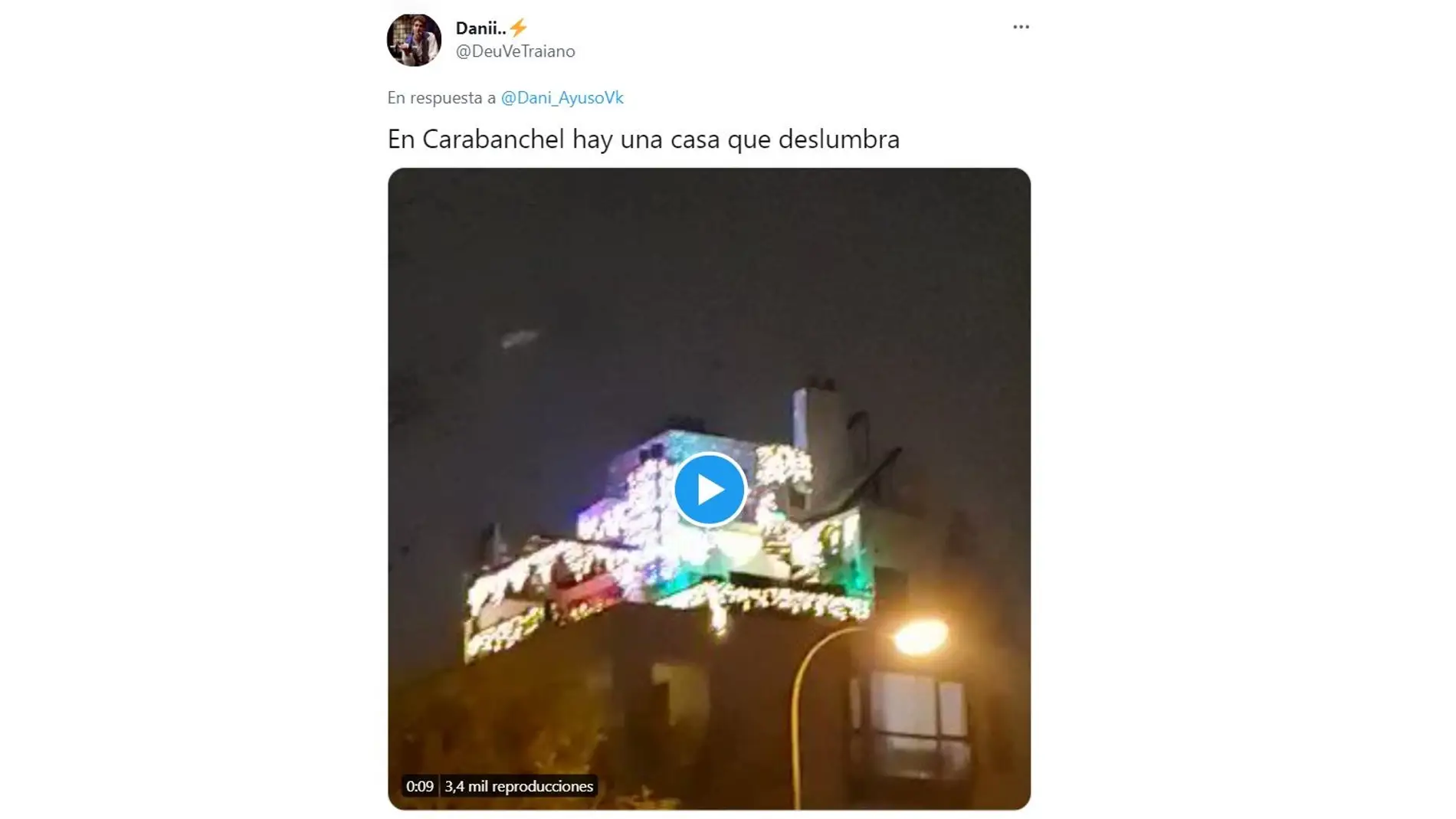 Casa de un vecino de Carabanchel iluminada por Navidad