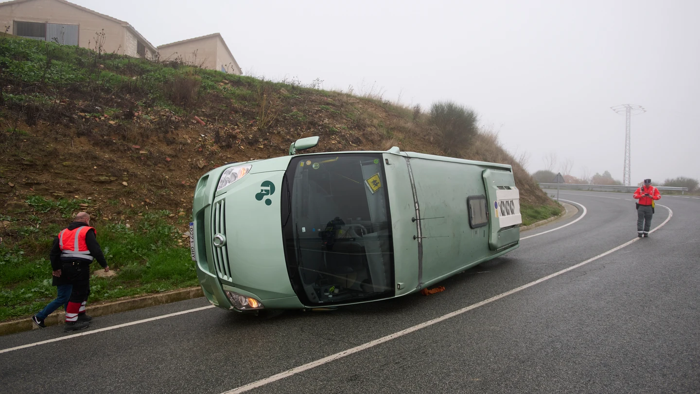 Tres niños heridos leves tras volcar un autobús escolar en Navarra Tres niños heridos leves tras volcar un autobús escolar en Navarra
