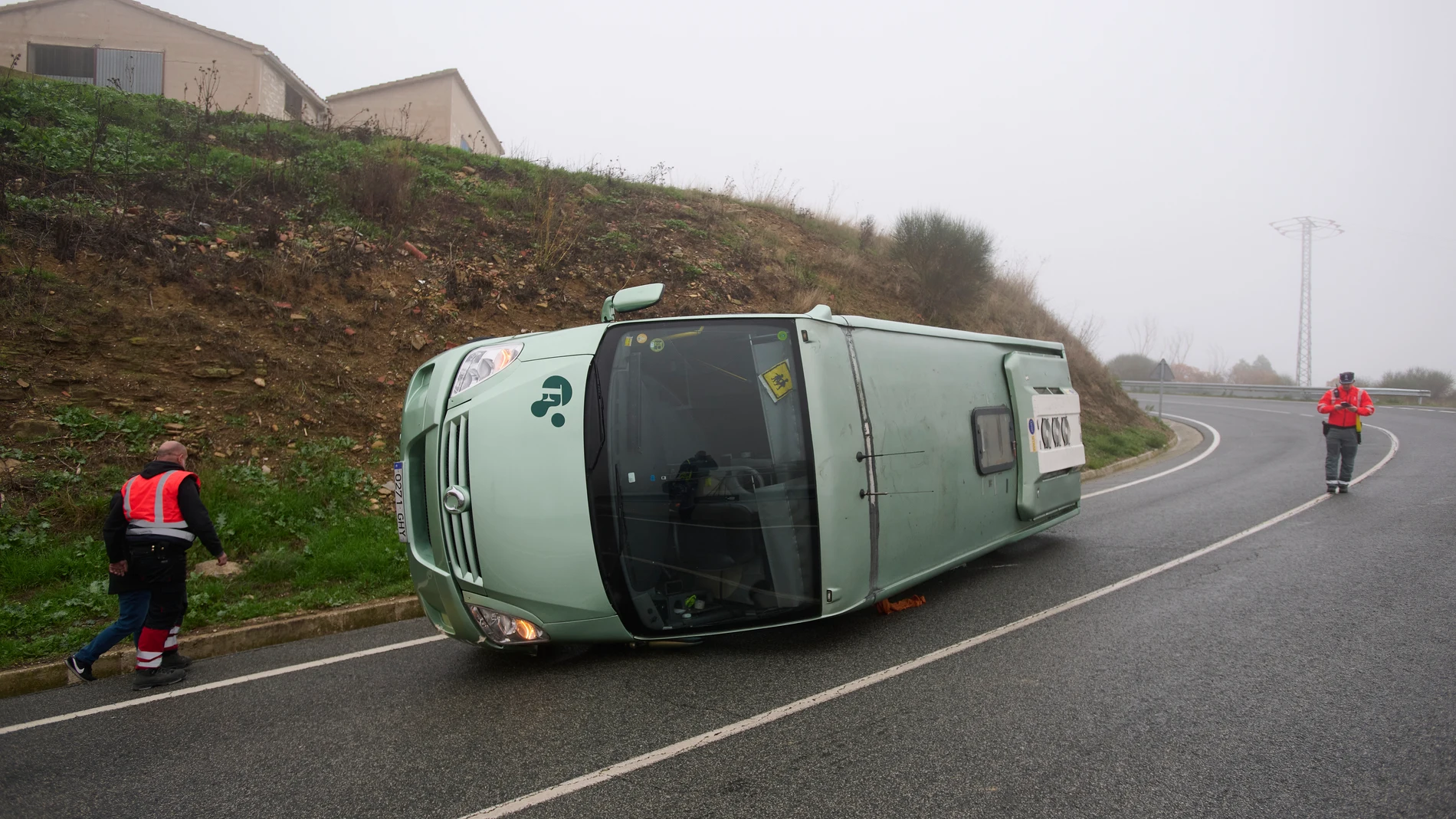 Tres niños heridos leves tras volcar un autobús escolar en Navarra