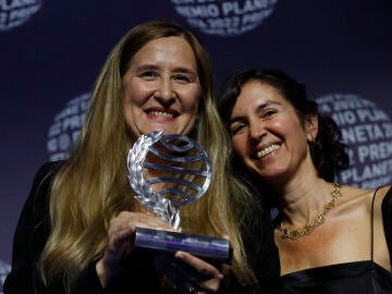 Luz Gabás y Cristina Campos, ganadora y finalista del Premio Planeta 2022 