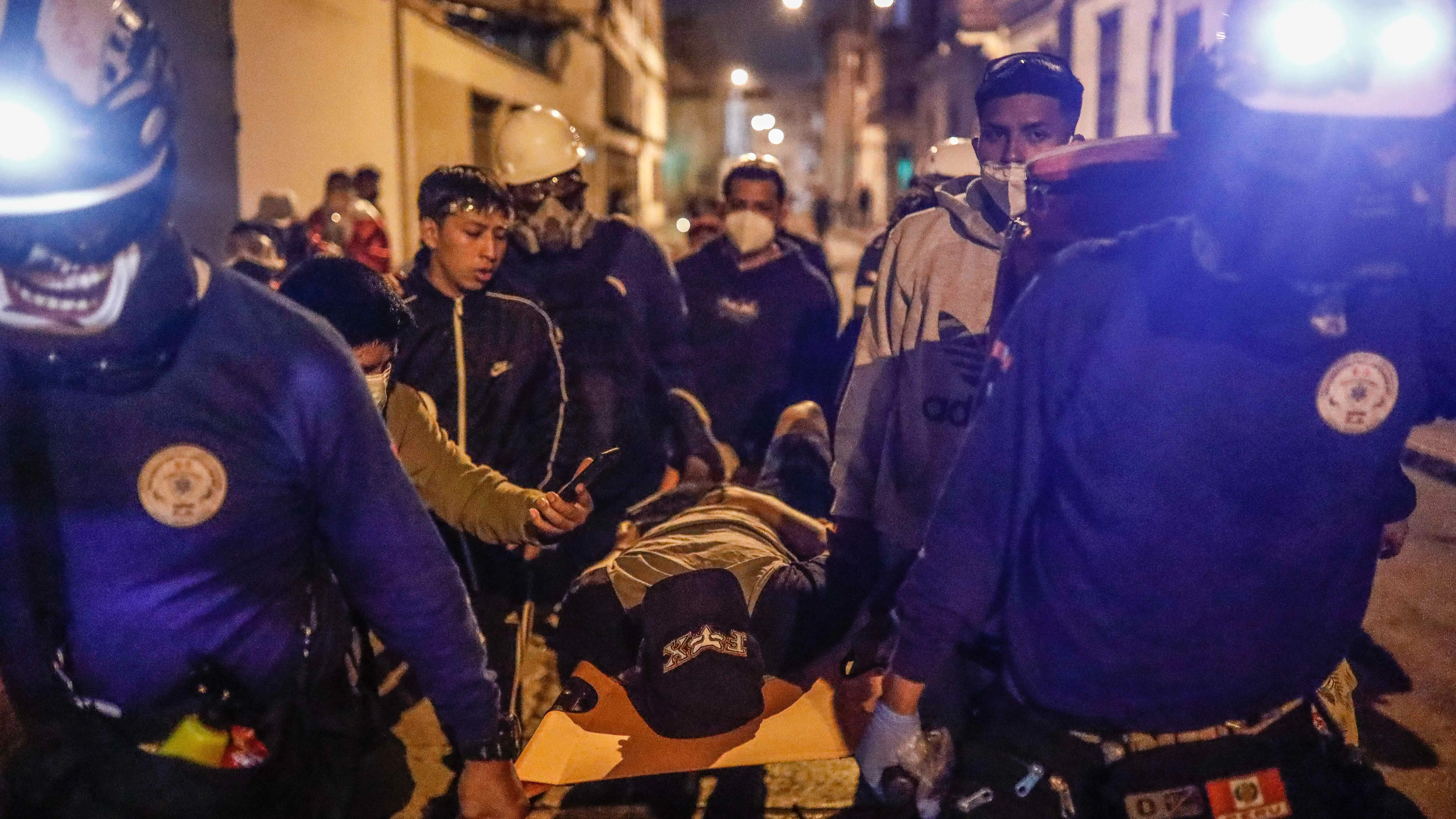 Un manifestante herido en enfrentamientos con la Policía en Perú