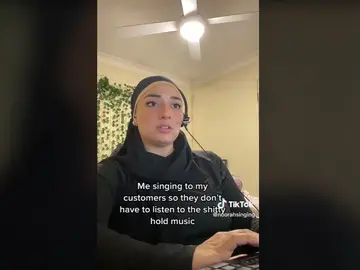 Tiktoker canta a los clientes de una agencia de viajes Tiktoker canta a los clientes de una agencia de viajes