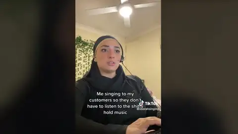 Tiktoker canta a los clientes de una agencia de viajes Tiktoker canta a los clientes de una agencia de viajes