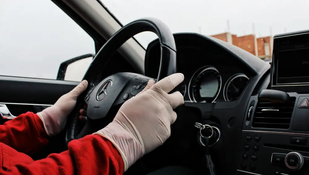 Conducir con guantes: ¿es igual de peligroso (y sancionable) que hacerlo  con abrigo?