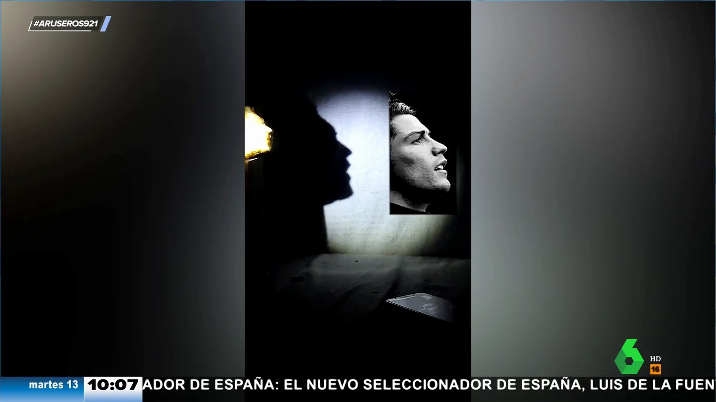 Un artista chino crea un retrato de Cristiano Ronaldo mordiendo una manzana Un artista chino crea un retrato de Cristiano Ronaldo mordiendo una manzana